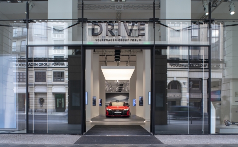 Audi fährt im Drive vor -